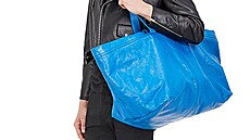 Napodobenina ikonické modré Ikea ta�ky z dílny módního domu Balenciaga
