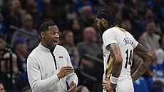 Willie Green, trenér New Orleans Pelicans, a jeho sv��enec Brandon Ingram.