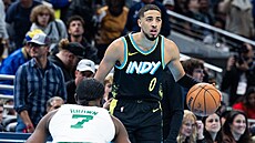 Tyrese Haliburton (0) z Indiana Pacers pod dohledem Jaylena Browna z Boston...