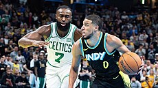 Tyrese Haliburton (0) z Indiana Pacers útoí v zápase s Boston Celtics, brání...