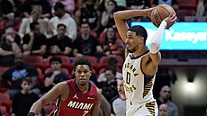 Tyrese Haliburton (0) z Indiana Pacers pihrává v zápase s Miami Heat kolem...