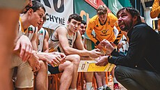 Jan �ech (vpravo) hovo�í k píseckým basketbalist�m.