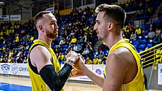 Opavtí basketbalisté imon Purl (vlevo) a Jakub Slavík se radují.