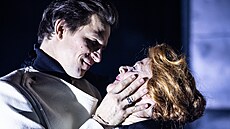 Igor Orozovi a Tajana Medvecká v pedstavení Hamlet v Národním divadle