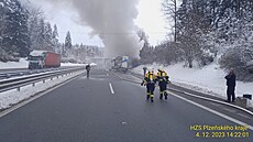 Nehoda tří kamionů na dálnici D5, jeden z nich začal hořet.