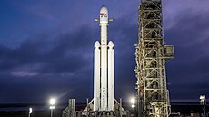 Falcon Heavy v celé své kráse (ped prvním startem)