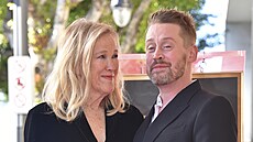 Catherine O�Hara a Macaulay Culkin (Los Angeles, 1. prosince 2023)