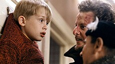 Macaulay Culkin, Daniel Stern a Joe Pesci ve filmu Sám doma (1990)