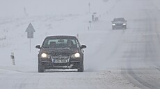 Sněhové jazyky na hlavním tahu mezi Opavou a Bruntálem, které řidiči musí...
