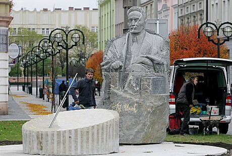 Socha královéhradeckého starosty Frantika Ulricha - V popedí Goárv...