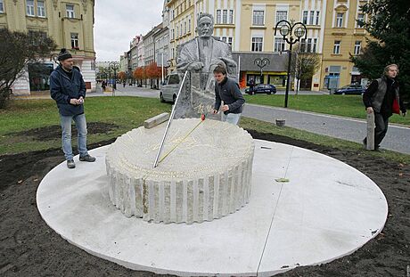 Instalace sochy krlovhradeckho starosty Ulricha. na snmku z 8. listopadu...