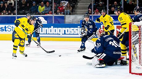 védský hokejista Marcus Sörensen stílí na finského brankáe Lassiho Lehtinena.