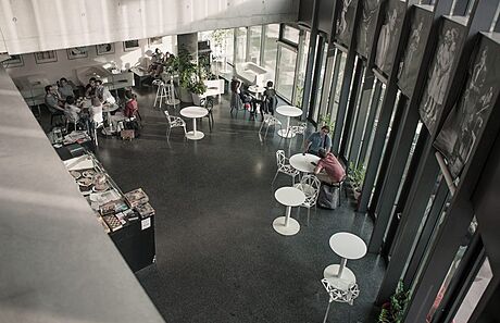 Kavárna sídlí v Národní technické knihovn v Dejvicích. (12. ervence 2023)
