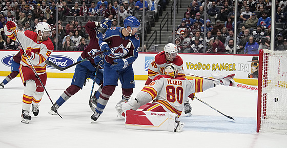 Mikko Rantanen z Colorada překonává Daniela Vladaře v brance Calgary.