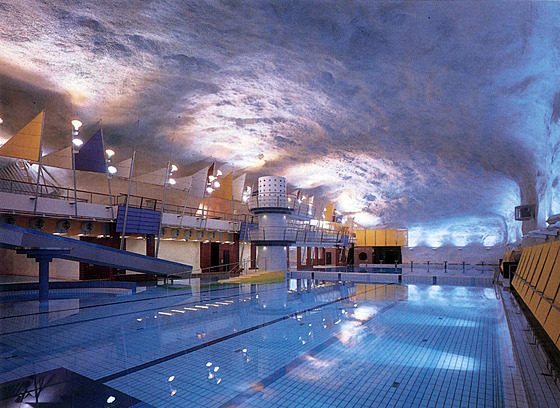 Plavecký bazén v bunkru pod Helsinkami ve Finsku. Bunkry jsou v dob míru...