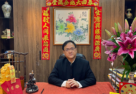 iang Bole, titulující se Hlavním mistrem tchajwanské numerologie, se krom...