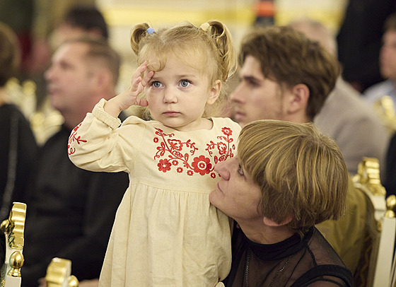 Ukrajinská dívka salutuje bhem slavnostního pedávání vyznamenání rodinám...