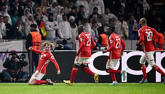 Alex Král a jeho oslava p�ed p�íznivci Realu Madrid.