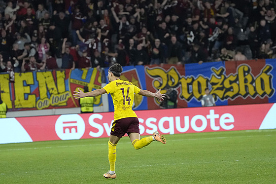 Sparanský kídelník Veljko Birmanevi slaví po gólu proti Arisu Limassol.