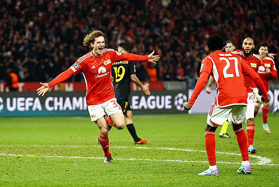 �eský zálo�ník Alex Král oslavuje gól proti Realu Madrid.