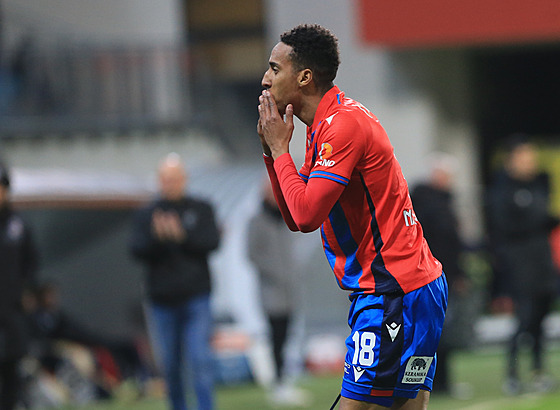 Plze�ský k�ídelník Jhon Mosquera oslavuje sv�j gól.