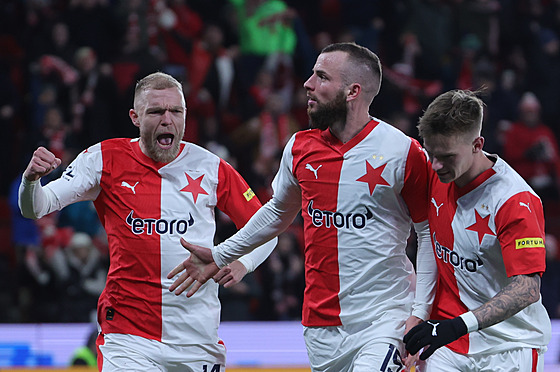 Fotbalisté Slavie oslavují gól Václava Jurečky (uprostřed).