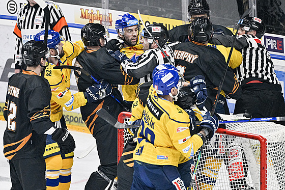 Hromadná poty�ka v utkání mezi Spartou a �eskými Bud�jovicemi (ve �lutém)