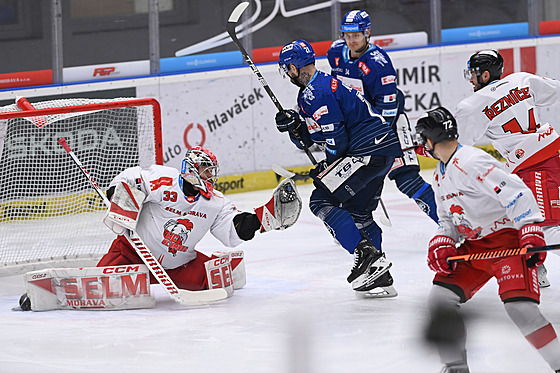Olomoucký branká� Jakub Sedlá�ek (33) sbírá puk do lapa�ky p�ed dotírajícím...