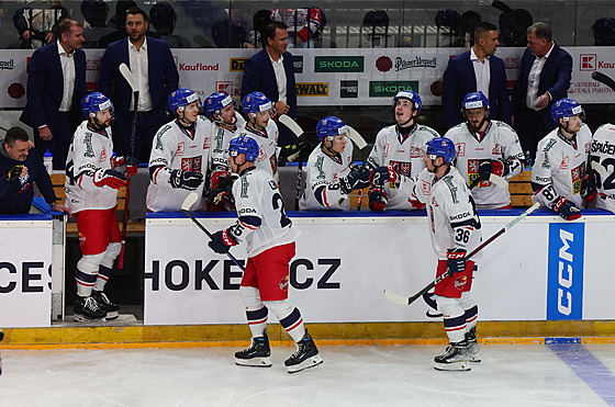 etí hrái se radují z gólu v utkání výcarských hokejových her proti Finsku.