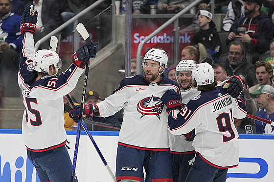 David Ji�í�ek (vlevo) slaví se spoluhrá�i gól proti Torontu.