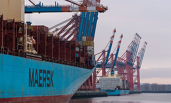 Dánská lodní společnost Maersk oznámila, že pozastavuje všechny cesty přes Rudé...