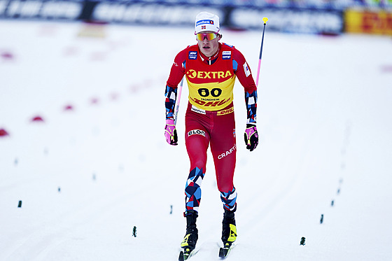 Norský lya Johannes Hösflot Klaebo finiuje v závod na 10 kilometr v...