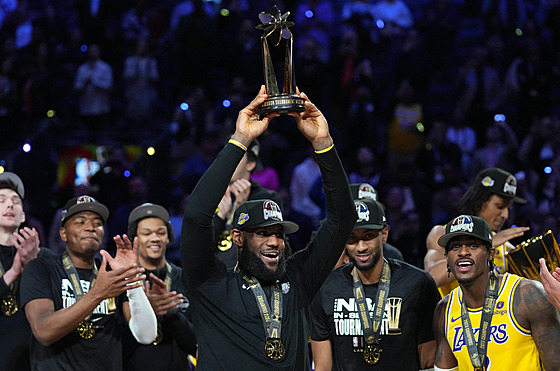 LeBron James drí trofej pro nejuitenjího hráe vloeného turnaje NBA,