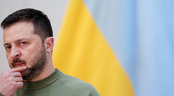 Ukrajinský prezident Volodymyr Zelenskyj hovoí s novinái po setkání s...