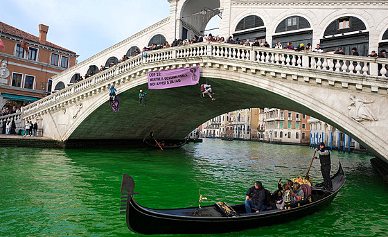 Aktivisté obarvili vodu v benátském Velkém kanále na zeleno v protestu proti...