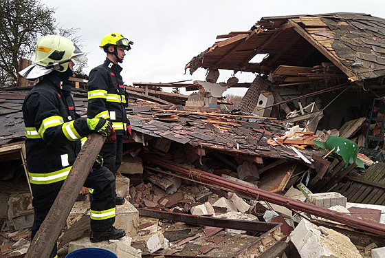 Hasi�i zasahují po výbuchu plynové bomby, který zcela zni�il gará� a po�kodil...