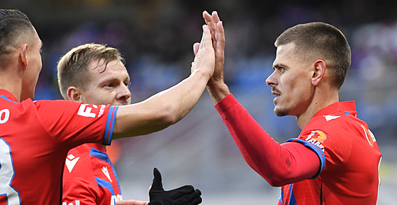 Plzetí útoníci Jan Kliment (vpravo) a Matj Vydra se radují z gólu proti...