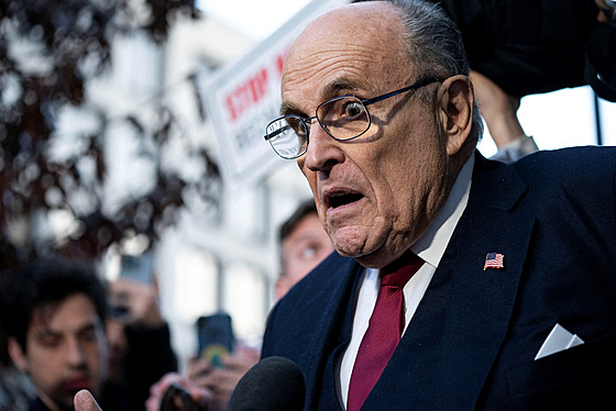 Rudy Giuliani má zaplatit odkodné dvma enám, které kiv obvinil z podvod...