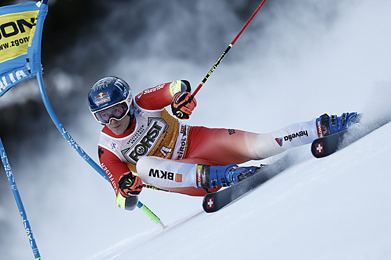 výcar Marco Odermatt bhem obího slalomu v Alta Badii.