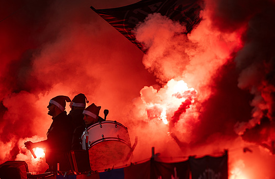 Pyrotechnika fanouk Sparty bhem zápasu proti Teplicím.