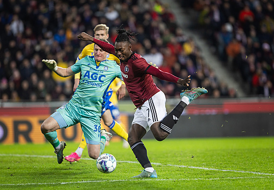 Victor Olatunji ze Sparty stílí vítzný gól v zápase proti Teplicím.