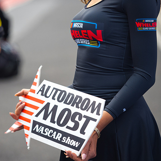Hosteska na mosteckém autodromu p�i závodech NASCAR.