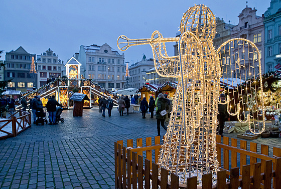 Tradiní vánoní trhy na plzeském námstí Republiky letos zaaly 23. listopadu...