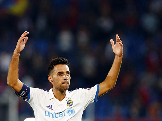 Útoník Eran Zahavi z Maccabi Tel Aviv slaví gól proti Basileji.