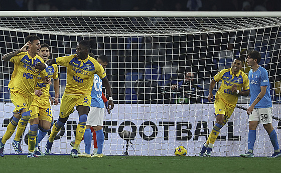 Enzo Barrenechea (vlevo) z Frosinone slabí se spoluhrái gól v duelu s Neapolí.