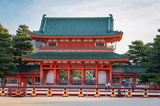 Nejkrásnjí svatyní v Kjótu je Heian jinja.