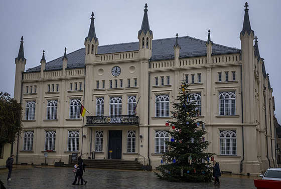 Vánoní strom ped radnicí v severonmeckém Bützow. (11. prosince 2023)