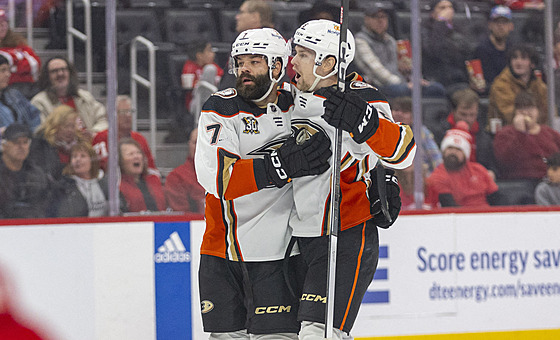 Radko Gudas (7) a Urho Vaakanainen (5) slaví gól Anaheim Ducks.