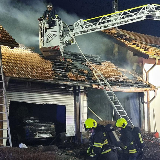 Zásah hasi u poáru rodinného domu v Hoovicích (14. prosince 2023)