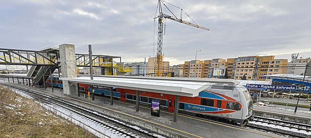 Vlaky již staví na zastávce Rajská zahrada, lávka k metru čeká na dokončení